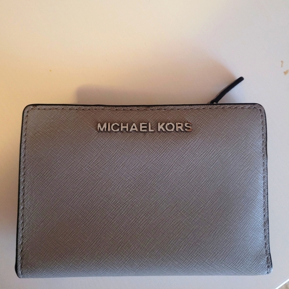 FREE WITH PURCHASE OVER $50 Michael Kors Wallet - Picture 1 of 2